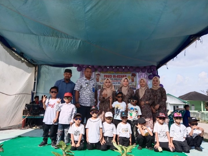 Camat Cambai dan Kepala Desa Pangkul menghadiri Pelepasan Anak-anak Paud Al Azhar di Desa Pangkul